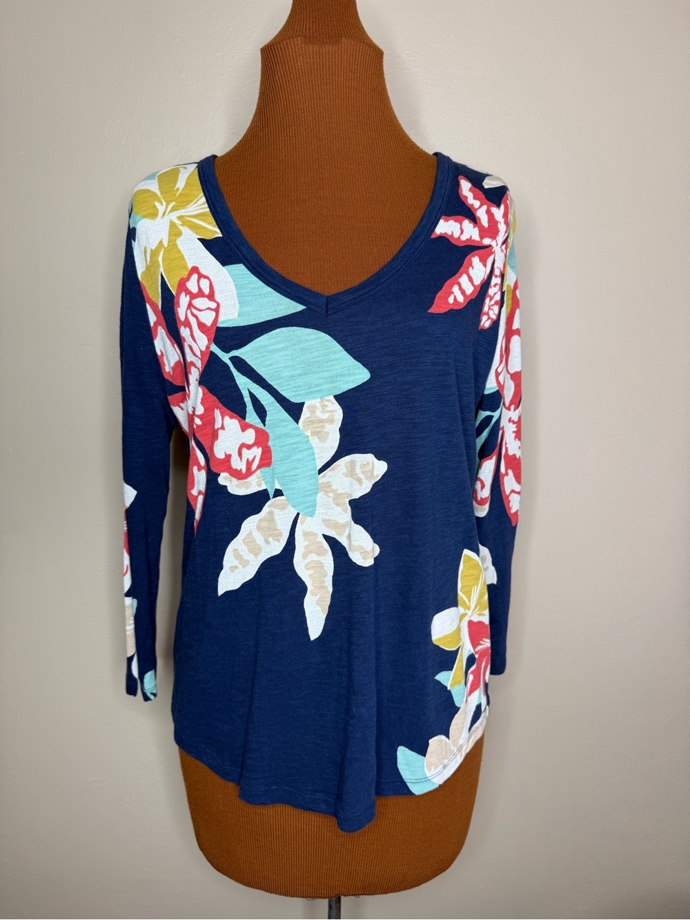 Chico’s Floral V-neck 3/4 Sleeve Tee Size Medium